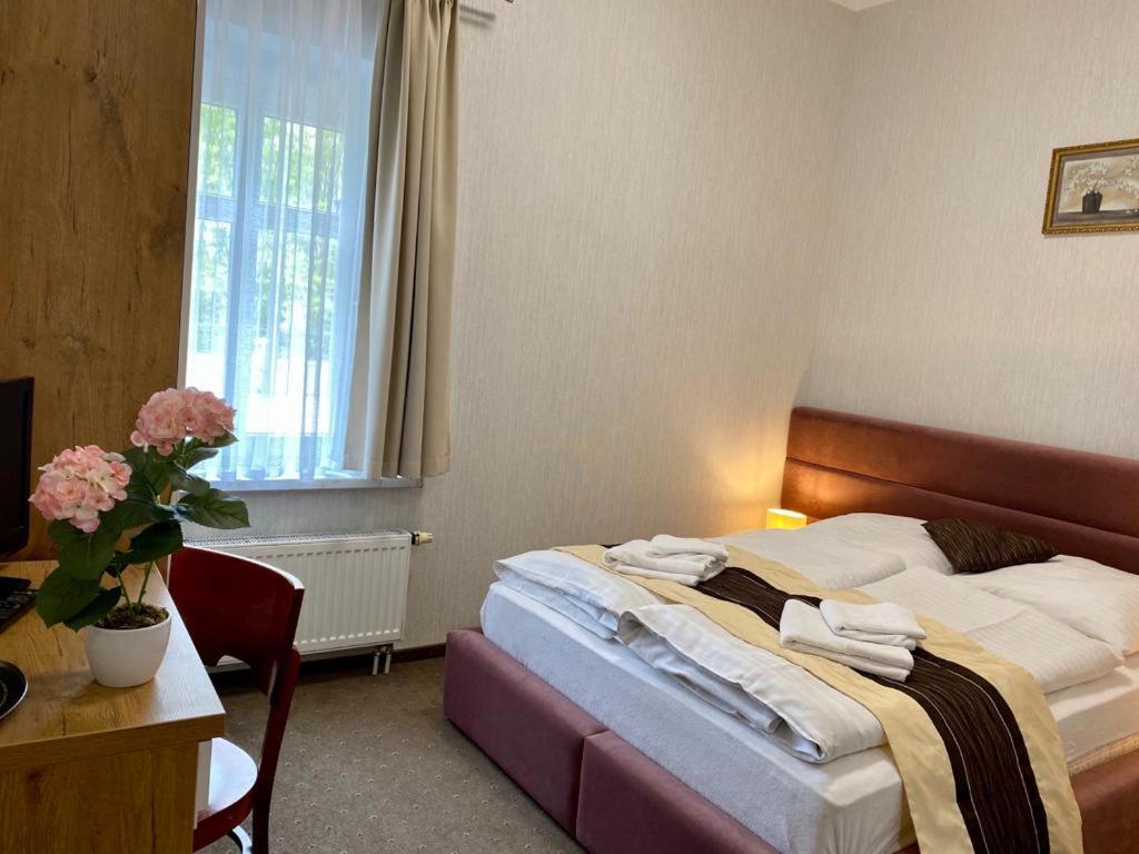 Park Hotel Dobrodzien Eksteriør billede